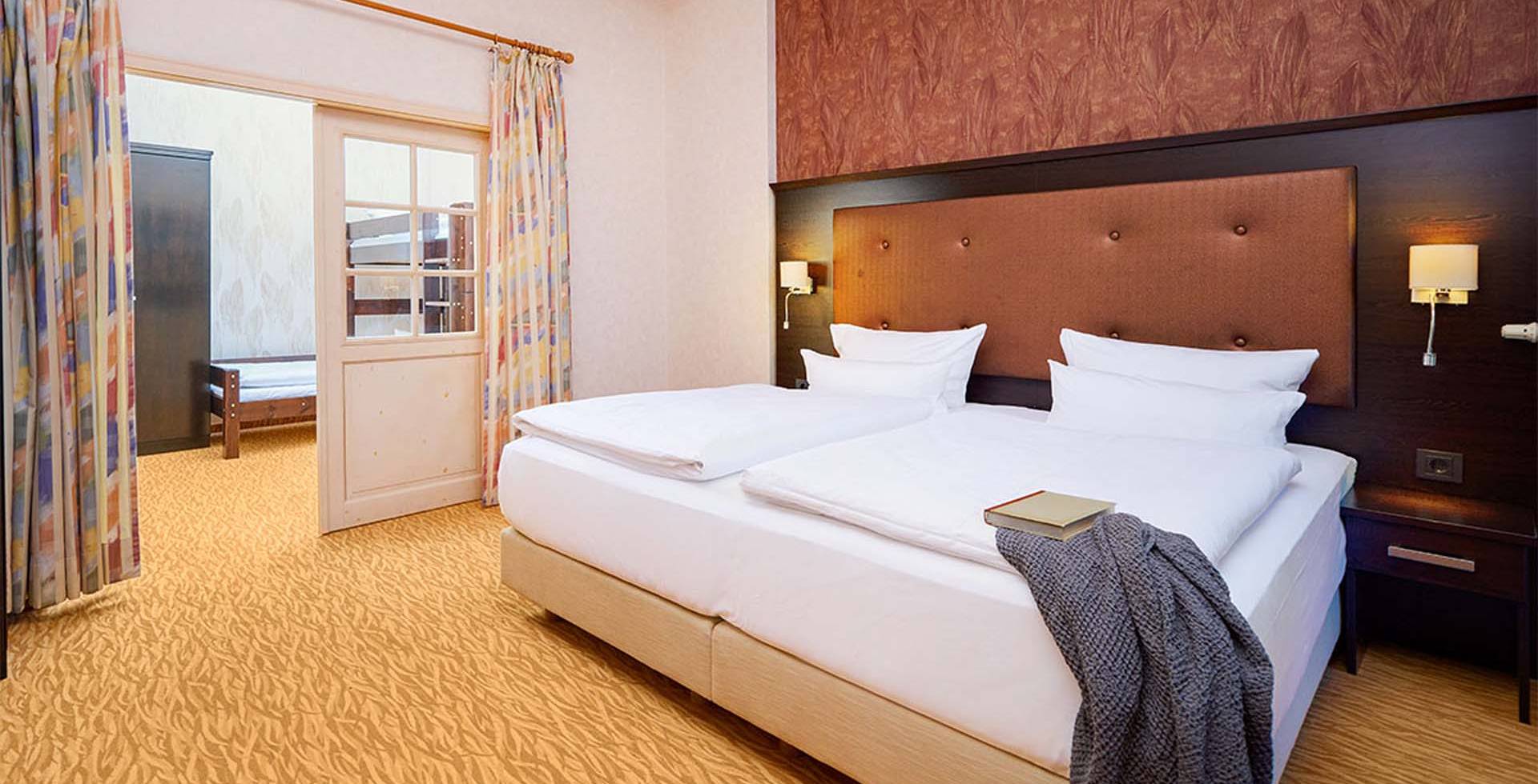 Gemütliches Doppelbett in der Familiensuite mit Meerblick im Strandhotel Preussenhof, 3. Etage Usedom