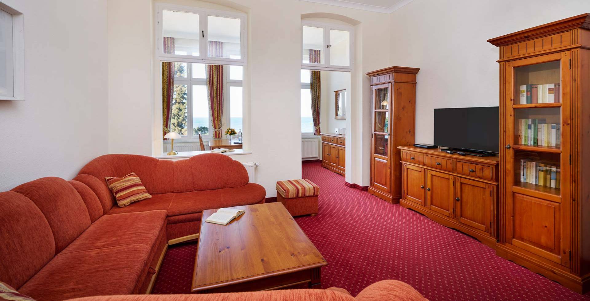 Wohnbereich mit Sofa, Couchtisch und Meerblick in einer Ferienwohnung in Zinnowitz auf der Ostseeinsel Usedom.