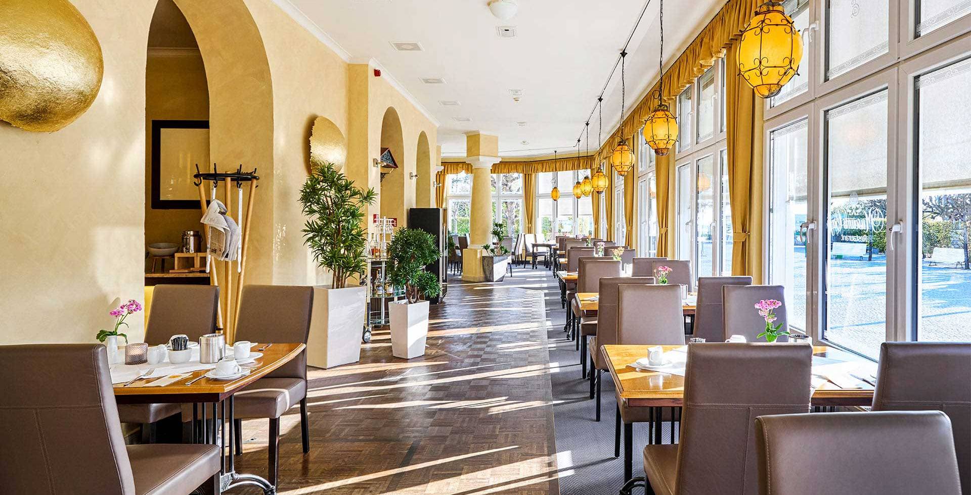Freundlich eingerichtetes Restaurant Lineti von Schöner Inseln mit großen Fenstern und stilvoller Deko für Kulinarik auf Usedom.