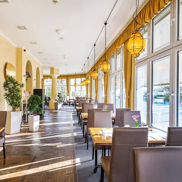 Innenraum des Restaurants Lineti von Schöner Inseln mit eleganten Tischen und Promenadenblick auf Usedom.