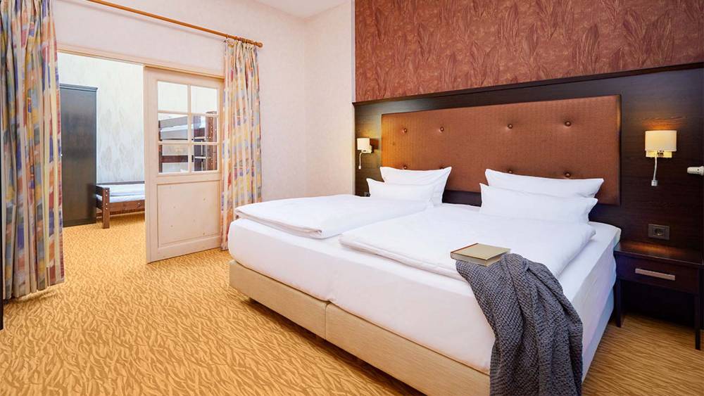 Gemütliches Doppelbett in der Familiensuite mit Meerblick im Strandhotel Preussenhof, 3. Etage Usedom
