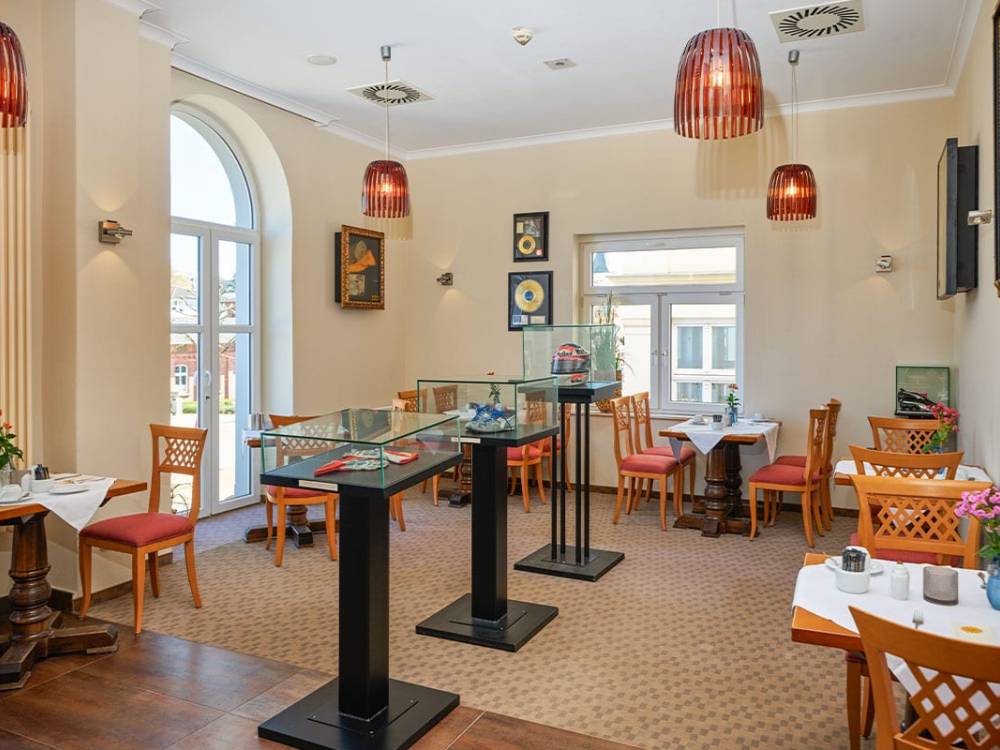 Preussenhof Lounge von Schöner Inseln mit gemütlichen Sitzplätzen, Glasvitrinen mit Ausstellungsstücken und Bildern auf Usedom.