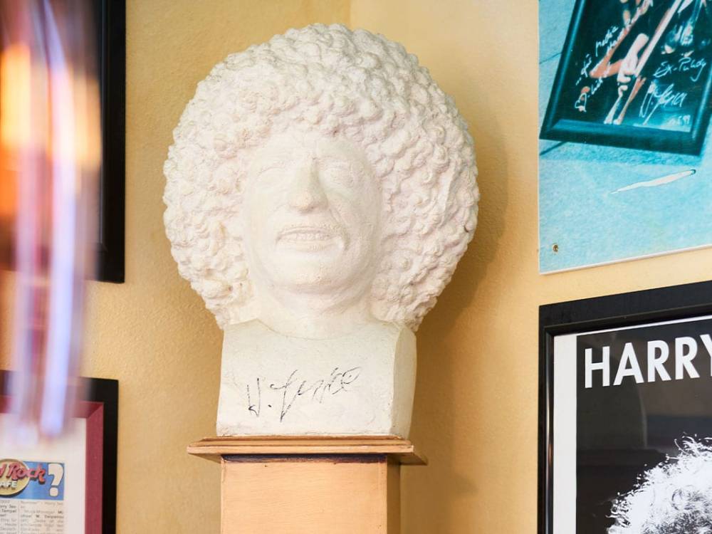 Detailaufnahme einer signierten Büste mit lockigem Haar in der Lounge des Preussenhofs von Schöner Inseln auf Usedom.