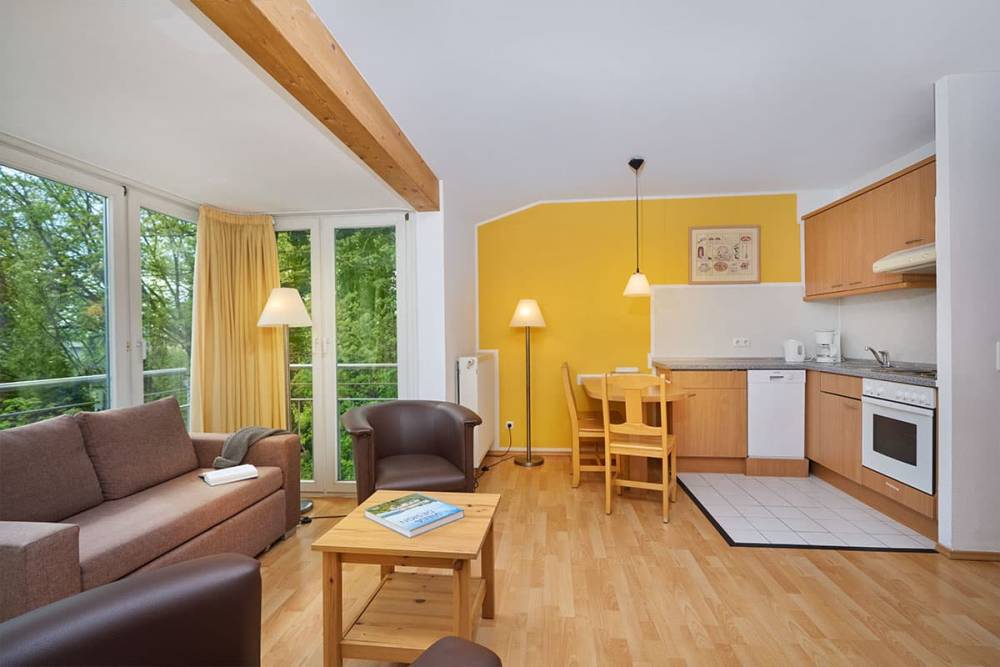 Offener Wohnbereich und moderne Einrichtung einer Ferienwohnung auf der Insel Usedom.