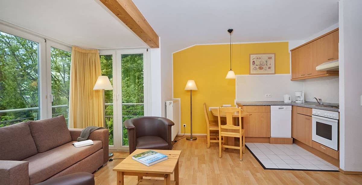 Offener Wohnbereich und moderne Einrichtung einer Ferienwohnung auf der Insel Usedom.