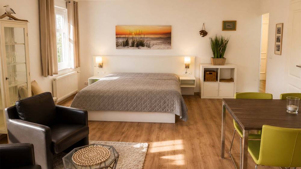 Helles Studio-Appartement mit Doppelbett und Esstisch in den Strandvillen Wald & See in Zinnowitz auf Usedom.