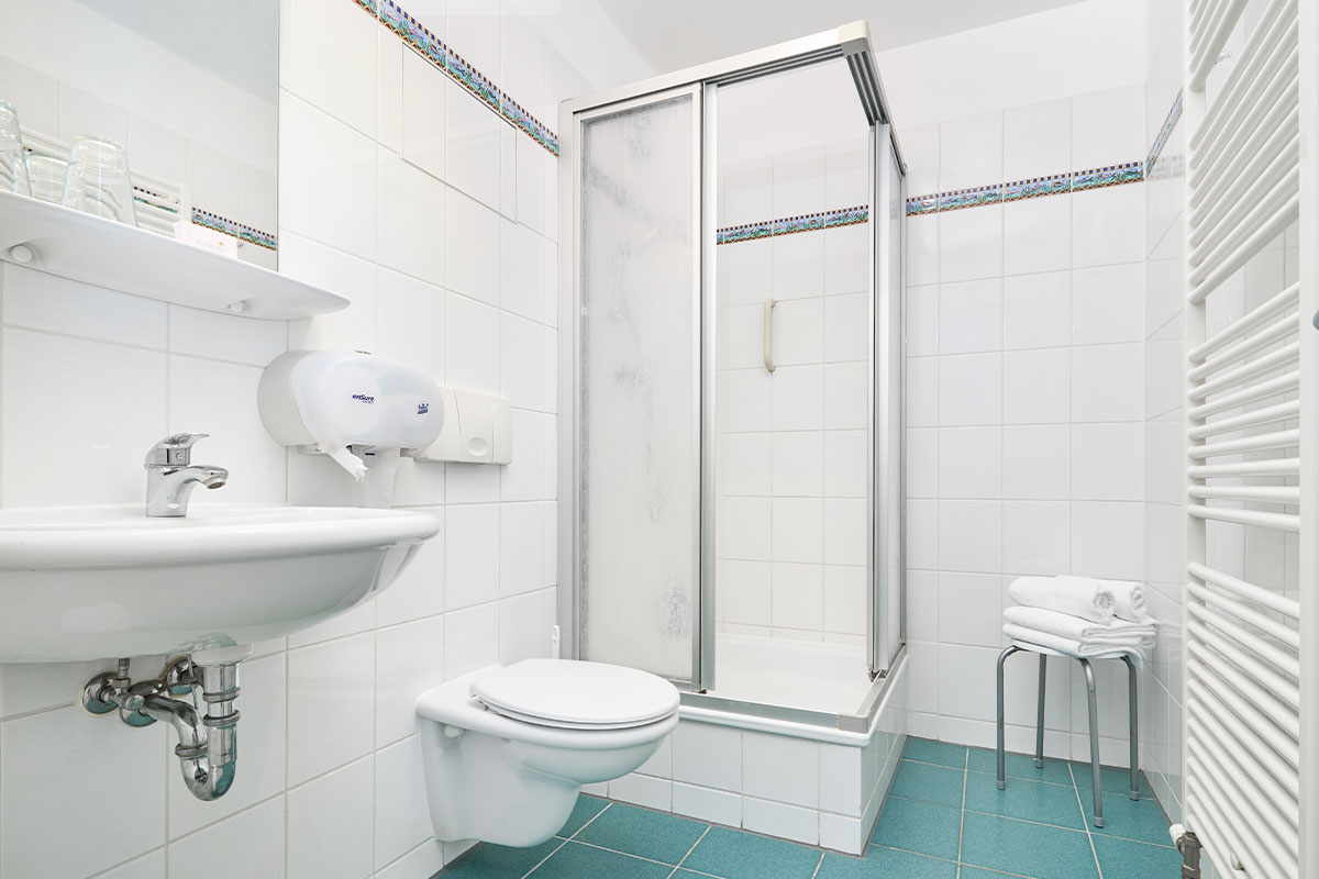 Helles Bad mit Dusche und WC in den Ferienwohnungen der Schöner Inseln auf Usedom.