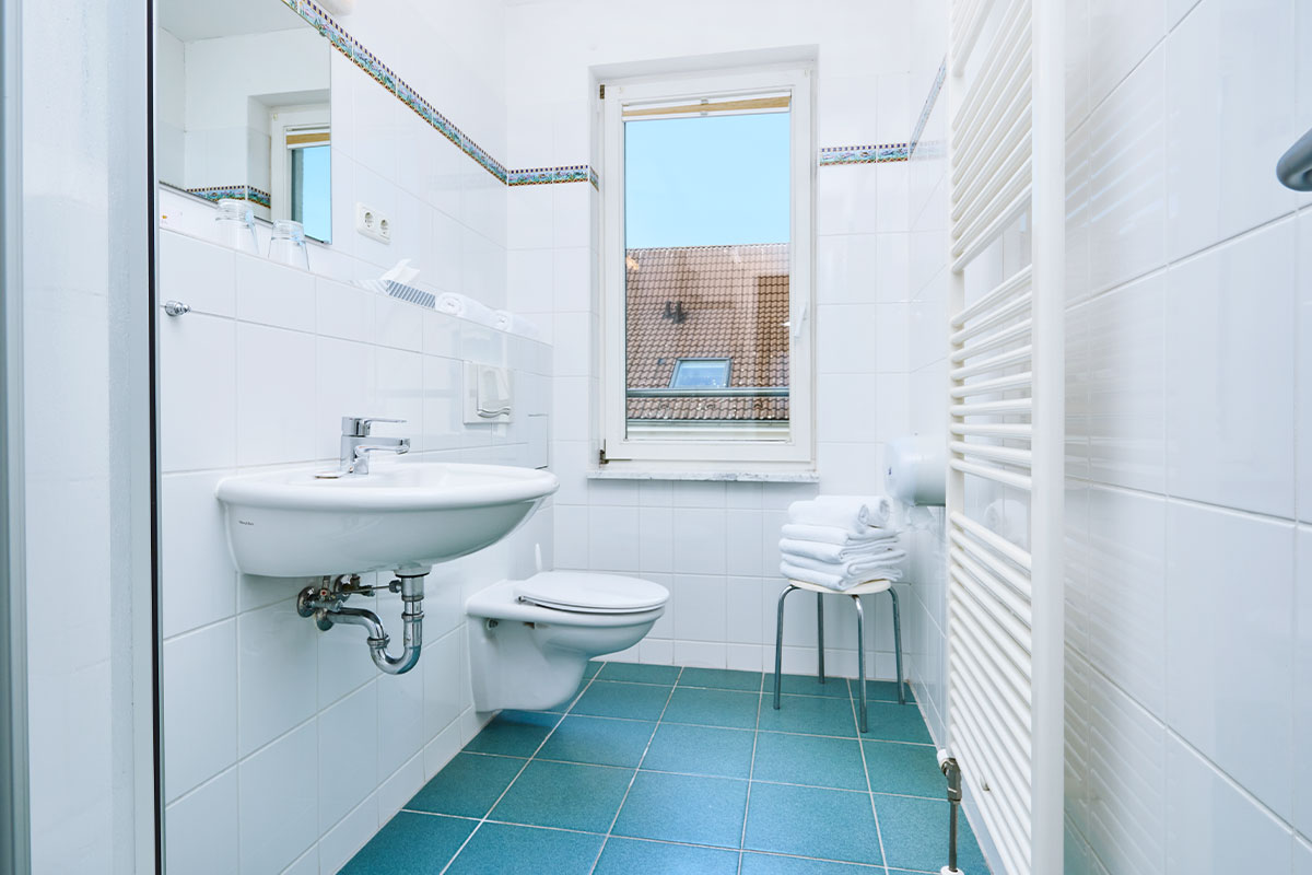 Modernes Bad mit Fenster, Dusche und WC in den Ferienwohnungen der Schöner Inseln auf Usedom.