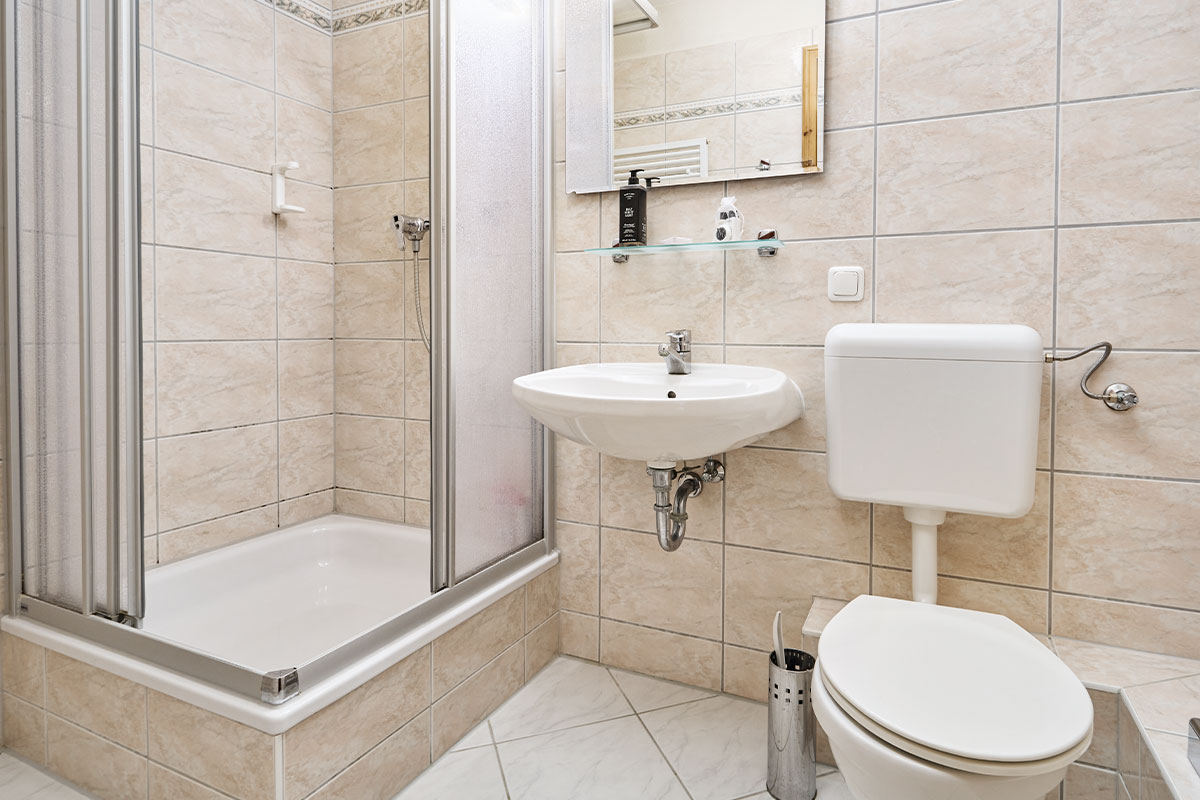 Badezimmer mit Dusche, WC und Waschbecken in einer Ferienwohnung in Zinnowitz auf der Ostseeinsel Usedom.