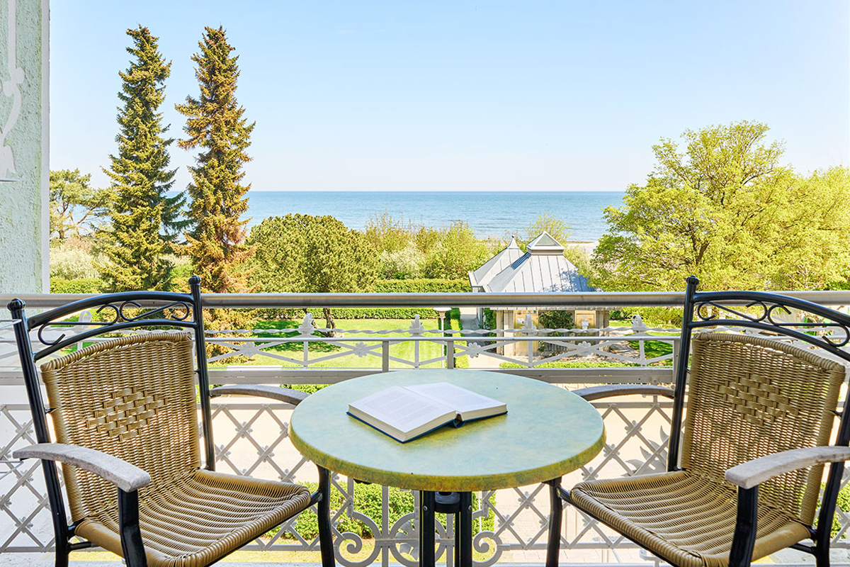 Balkon mit zwei Stühlen, Tisch und Meerblick in einer Ferienwohnung in Zinnowitz an der Ostsee.