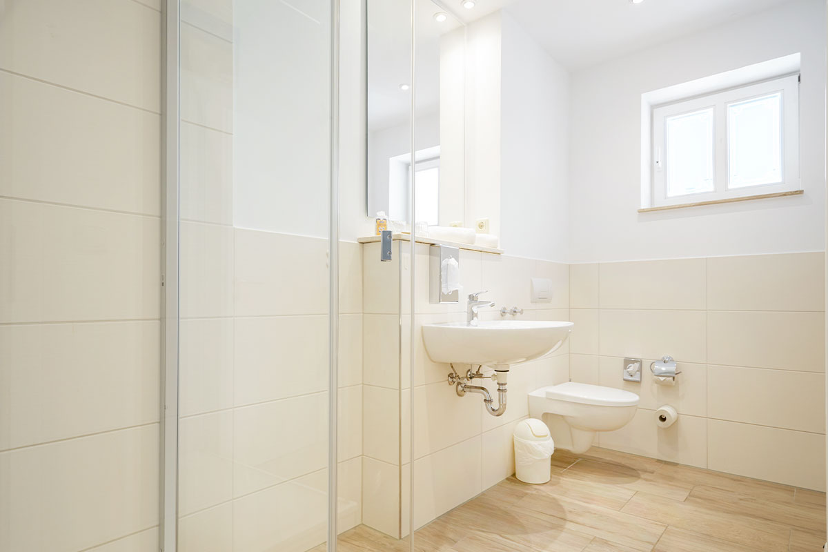 Helles Bad mit Dusche, WC und Fenster in der Ferienwohnung zur Landseite der Ostsee.