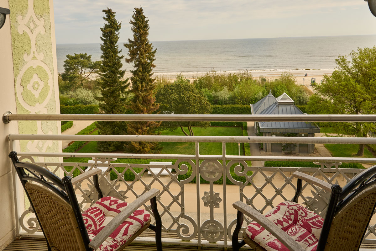 Balkon mit zwei Stühlen und Ostseeblick in der Juniorsuite Ferienwohnung auf Usedom.