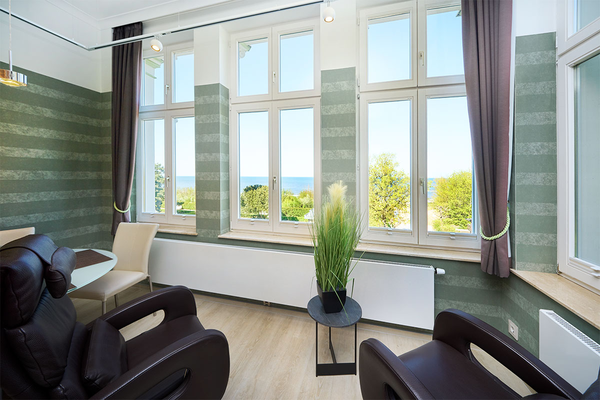 Aussicht auf die Ostsee durch große Fenster in der Ostsee Deluxe Suite auf Usedom.