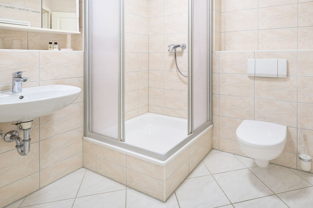 Helles Bad mit Dusche und WC in der Ferienwohnung Zinnowitzer Hof auf Usedom.