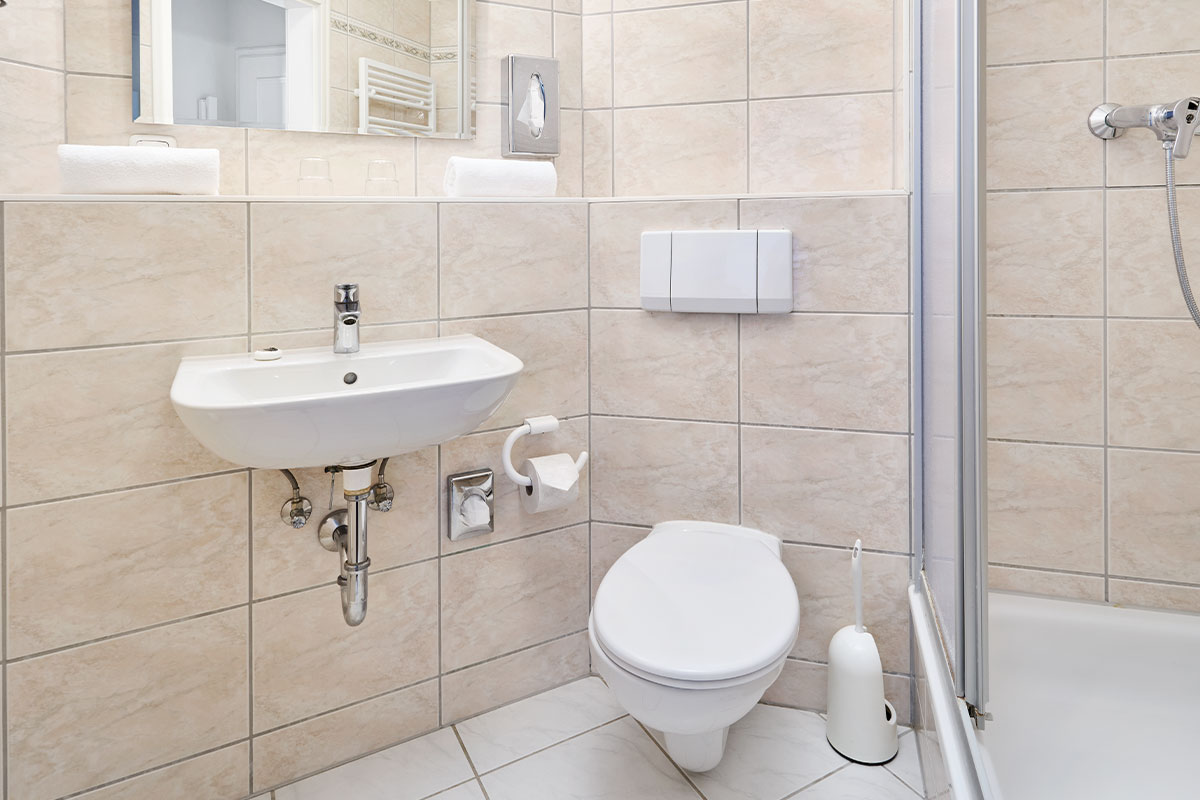 Helles Badezimmer im Studio Apartment im Strandpalais Zinnowitzer Hof mit Dusche, WC und Waschbecken.