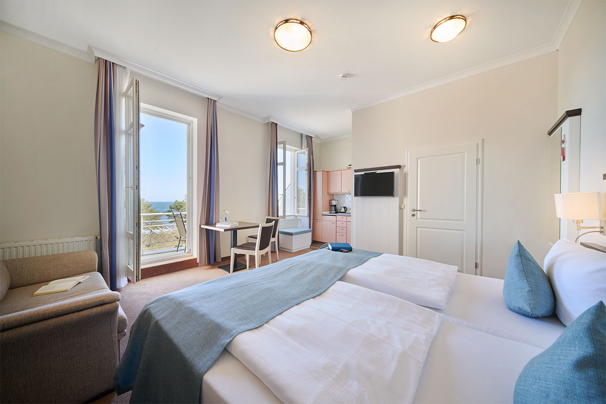 Helles Studio Appartement mit Doppelbett, Sofa, Küchenzeile und Meerblick vom Balkon im Strandpalais in Zinnowitz.