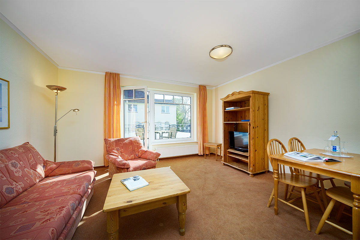 Helles Economy Appartement mit Wohnbereich und Balkon zur Landseite im Strandhotel Luise auf Usedom.