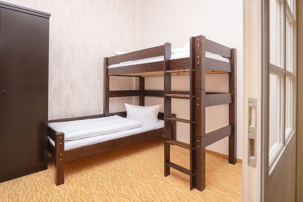 Kinderzimmer mit Etagenbett und Schrank in der Family Suite im Strandhotel Preußenhof auf Usedom.