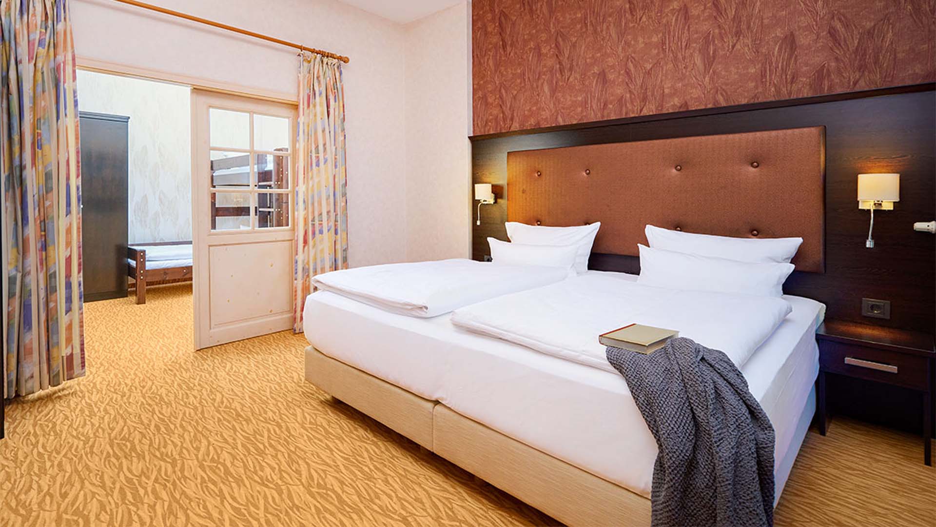 Helles Doppelbett in der Familiensuite Meerblick im Strandhotel Preussenhof, 3. Etage auf Usedom