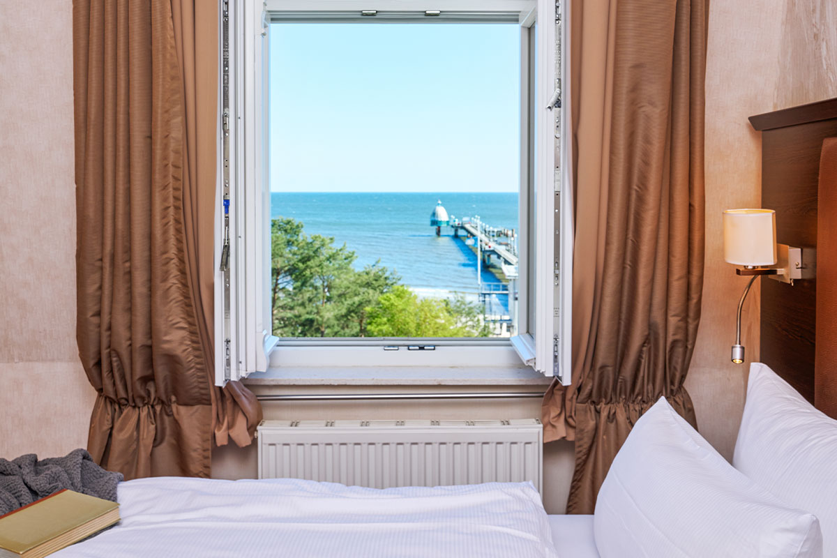 Ausblick auf die Ostsee und Seebrücke aus einem Zimmer im Strandhotel Preußenhof auf Usedom.