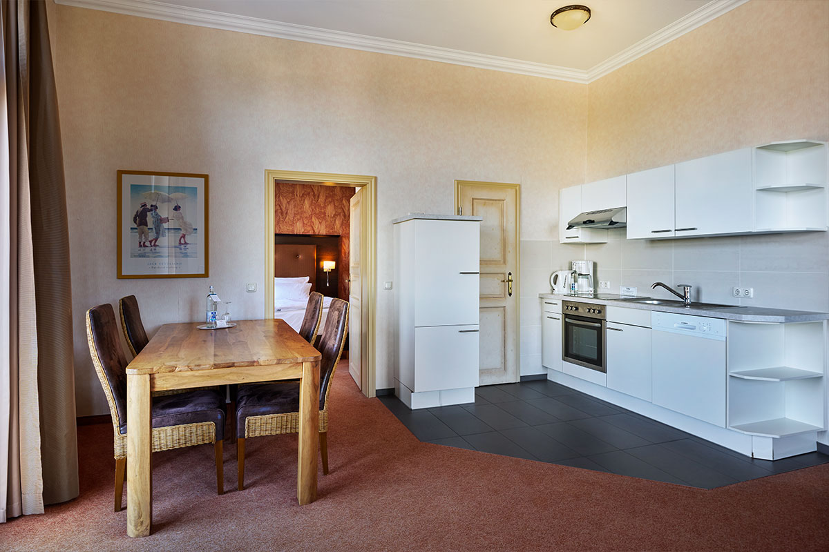 Küche mit Esstisch in der Turm Suite im Strandhotel Preußenhof auf Usedom.
