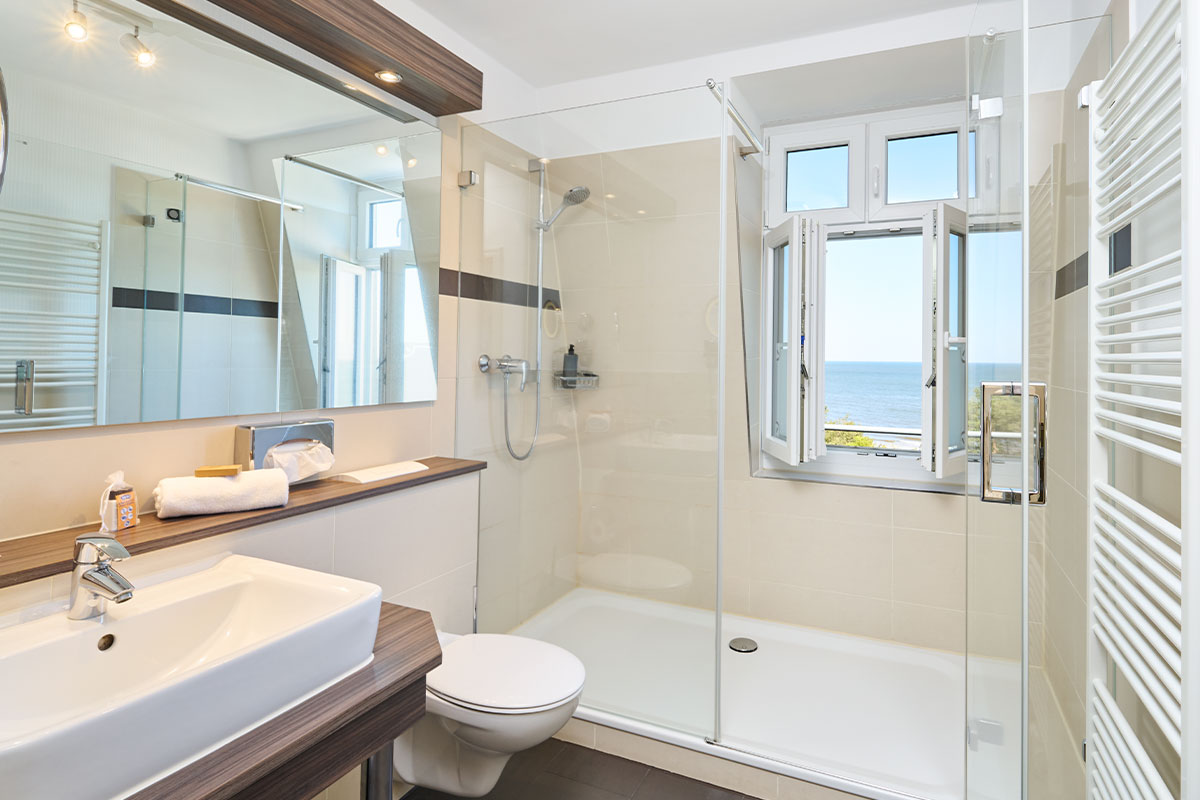 Badezimmer mit Dusche, WC, Waschtisch und Fenster mit Blick zur Ostsee.