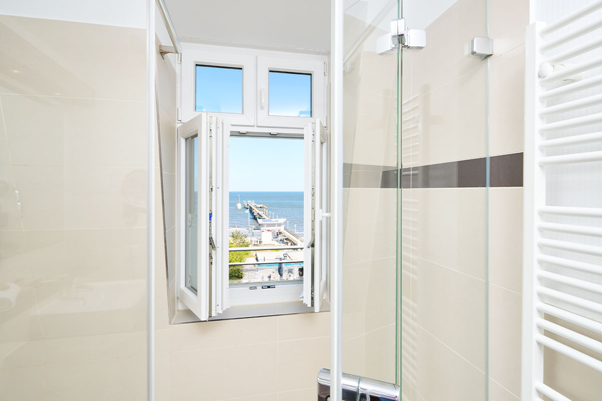 Badezimmerfenster mit Ausblick auf die Ostsee und Seebrücke von Zinnowitz.
