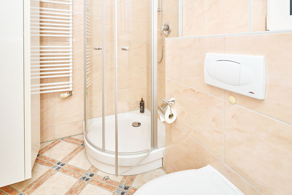 Praktisch ausgestattetes Duschbad im Penthouse des Strandhotel Prinz von Preussen mit Dusche, WC und Fliesenboden.