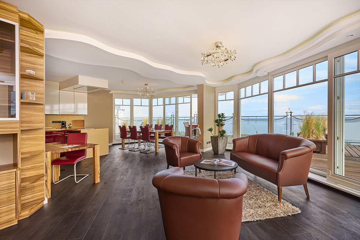 Offenes Wohnkonzept im Penthouse des Strandhotels Prinz von Preussen mit Sitzecke, Essplatz, Küche und weitem Blick zur Ostsee.