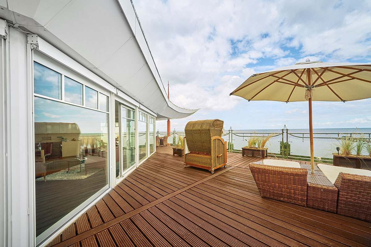 Strandkorb auf der Dachterrasse des Strandhotel Prinz von Preussen mit freiem Blick auf Küste, Meer und Horizont.