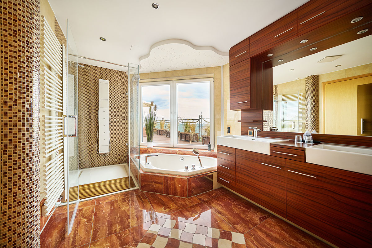 Penthouse-Badezimmer im Strandhotel Prinz von Preussen von Schöner Inseln mit Whirlpool, Glasdusche und Blick auf die Ostsee.