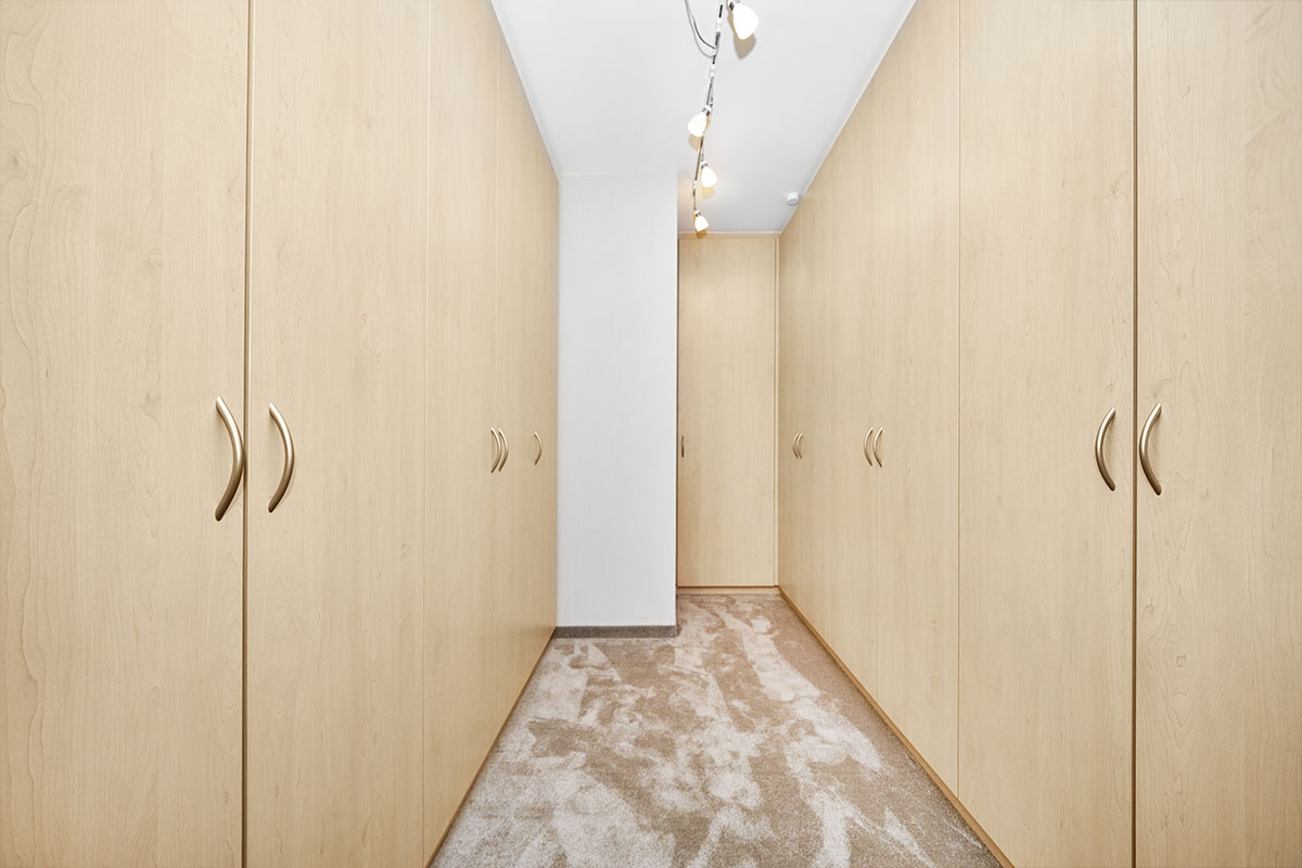 Begehbarer Kleiderschrank im Penthouse des Strandhotel Prinz von Preussen von Schöner Inseln mit viel Stauraum für Urlaubskleidung.