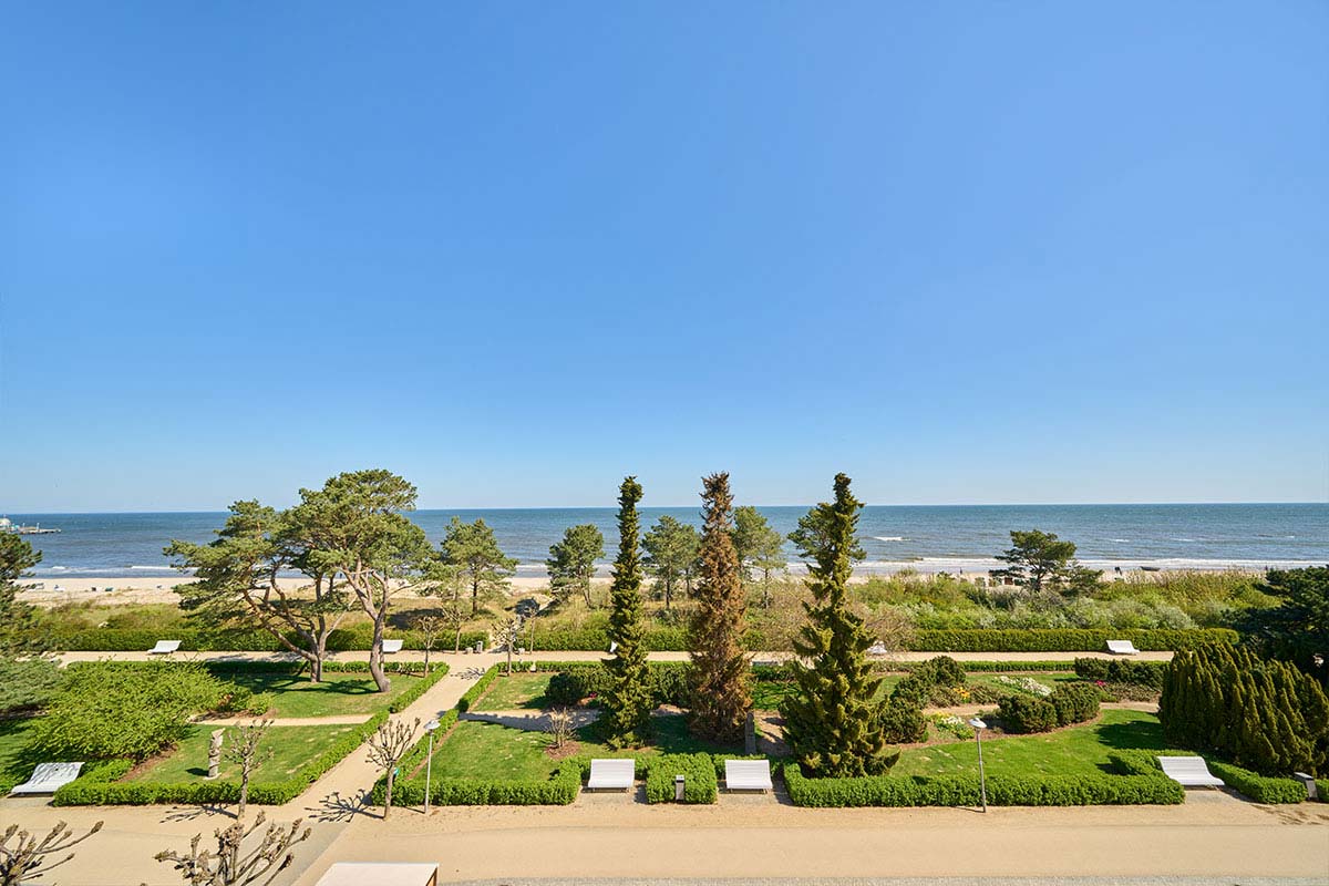 Blick auf Ostsee, Zinnowitzer Strand und grüne Promenade von Balkon einer Ferienwohnung im Zinnowitzer Hof auf Usedom.