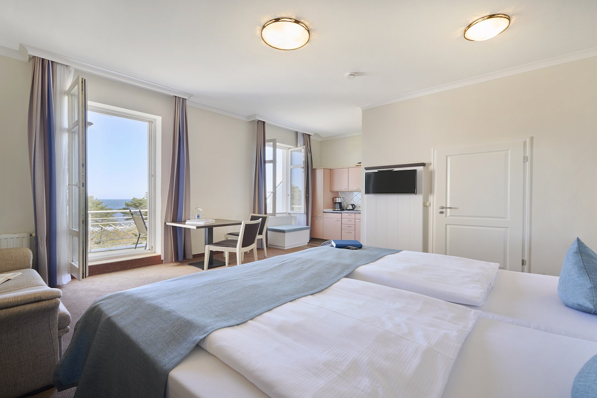 Helles Apartment mit Balkon und Meerblick auf Usedom im Frühling