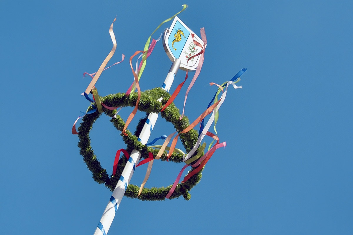 Maibaum mit bunten Bändern als Frühlingssymbol auf Usedom
