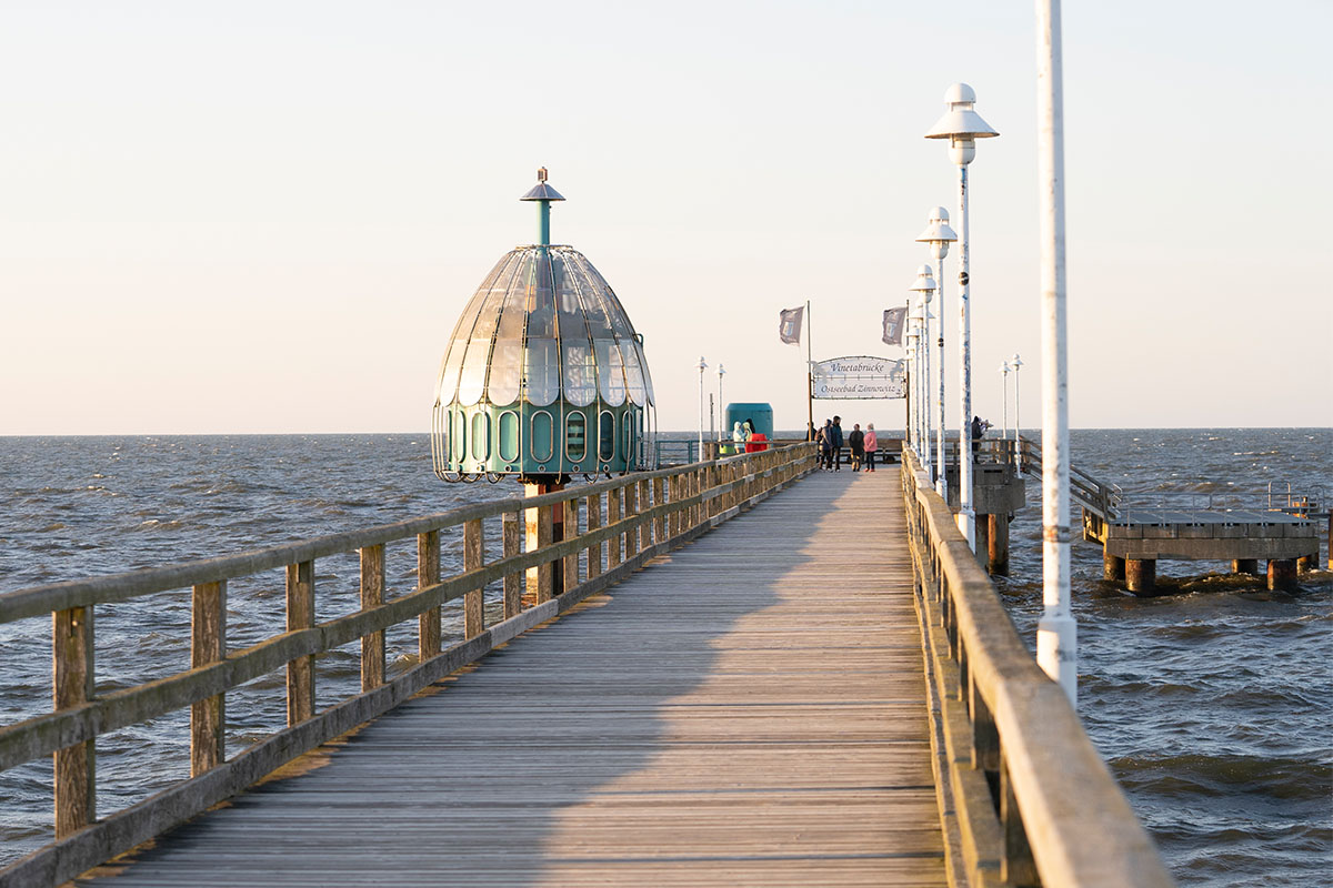 Vineta-Seebrücke mit Tauchgondel in Zinnowitz auf Usedom, Ziel für den Herbsturlaub am weiten Ostseestrand