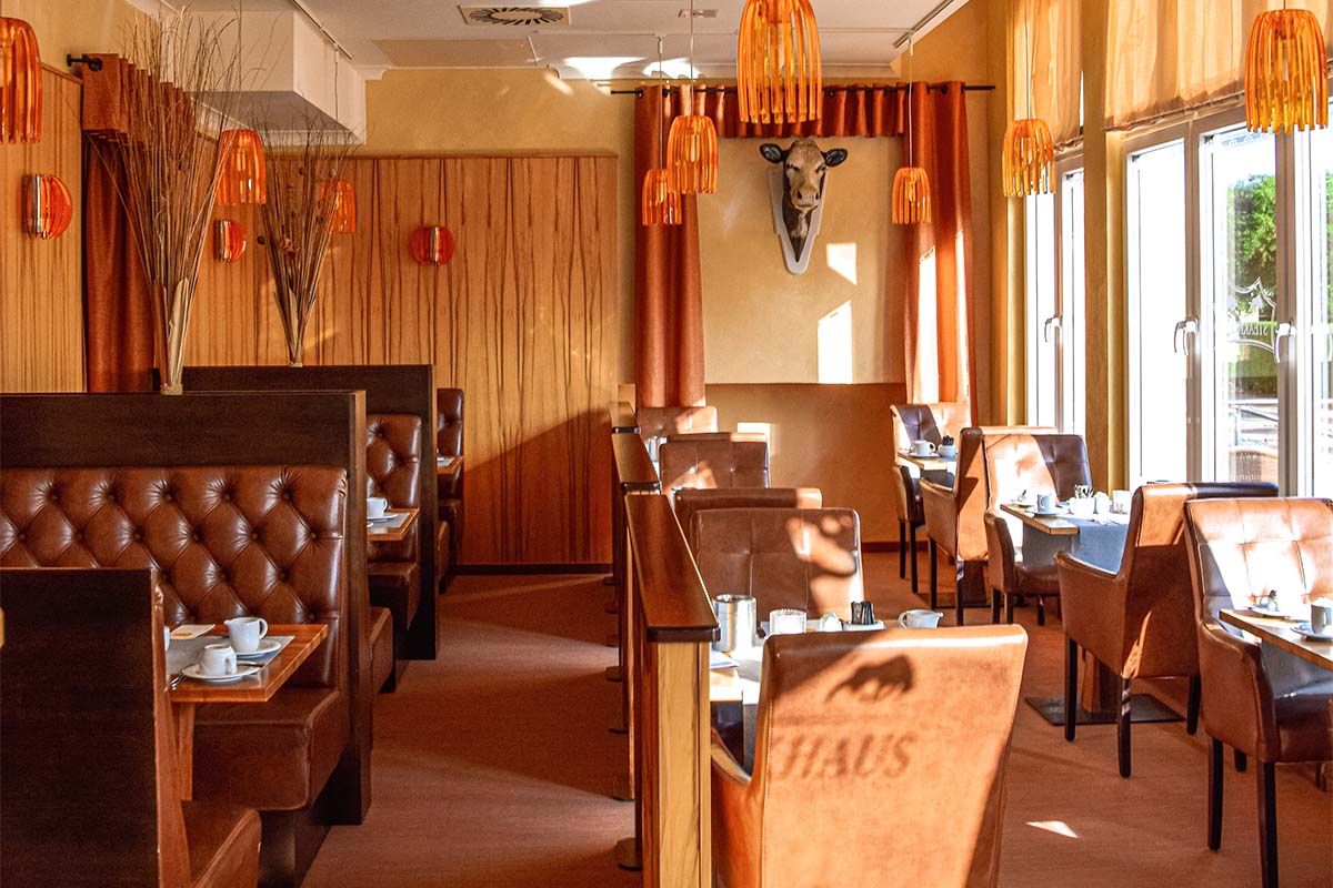 Innenraum des Alex' Steakhouse von Schöner Inseln mit Lederecken im Westernstil für Kulinarik auf Usedom.