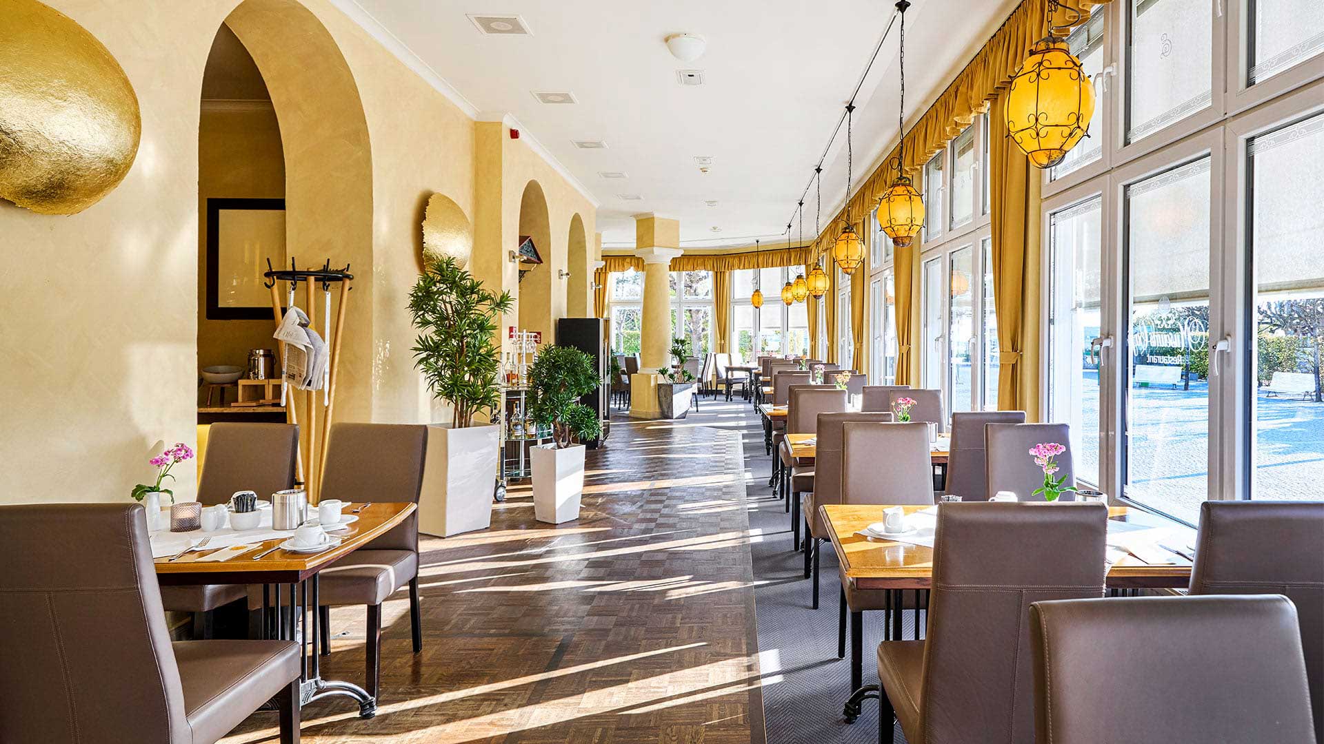 Freundlich eingerichtetes Restaurant Lineti von Schöner Inseln mit großen Fenstern, Lederstühlen und stilvoller Deko.
