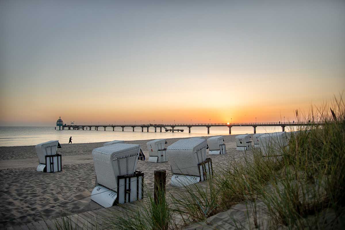 Mehrere Strandkörbe der Strandkorbvermietung von Schöner Inseln stehen in Zinnowitz am Strand.
