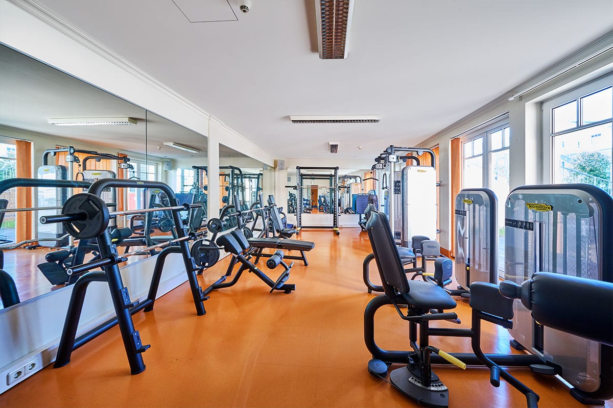 Moderner Fitnessraum mit verschiedenen Trainingsgeräten im Preussen-Vital-Spa in Zinnowitz auf Usedom.
